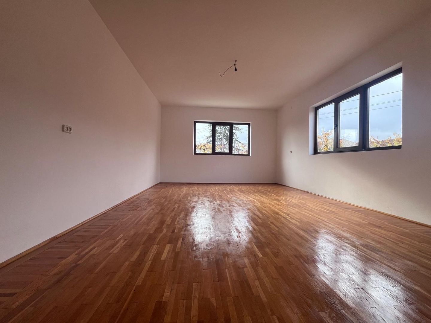 Vanzare casă spațioasă cu teren generos în Cândești Vale–jud Dambovita - Poză 8