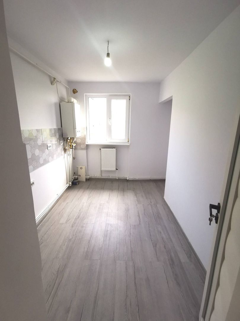 De vanzare apartament cu 2 camere, central. et. 3, 79.900 euro - Poză 6