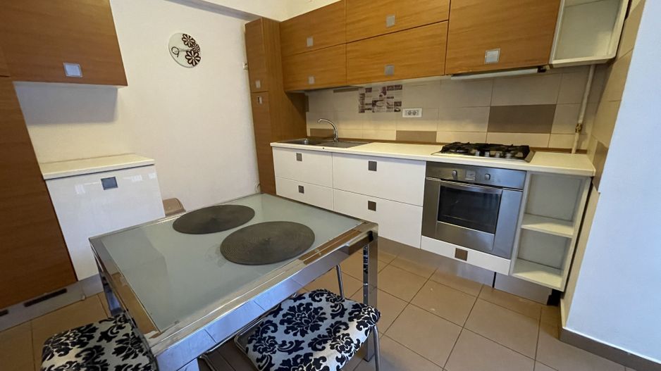 Apartament doua camere,etaj 1,doua locuri de parcare - Poză 1