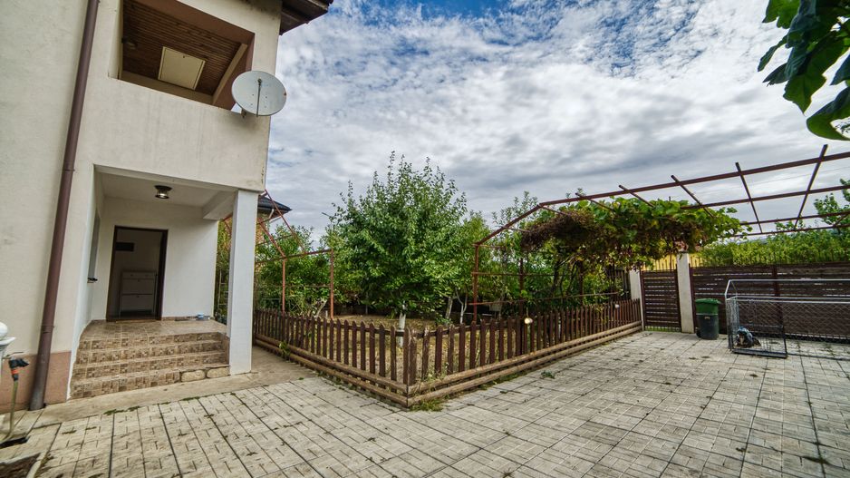 Casa complet mobilata 5 camere 3 bai curte generoasa - Poză 2