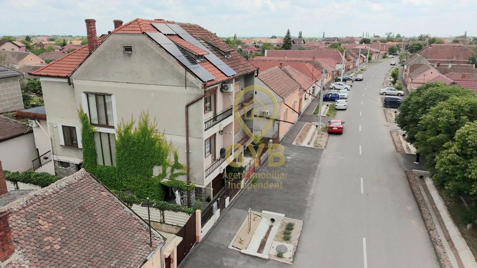 Casă cu garaj și panouri fotovoltaice în centrul orașului Salonta - Poză 1