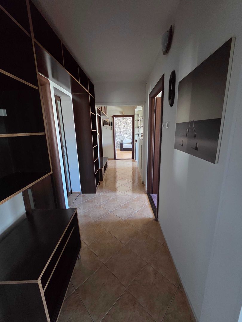 apartament 3 camere de vanzare - Poză 2