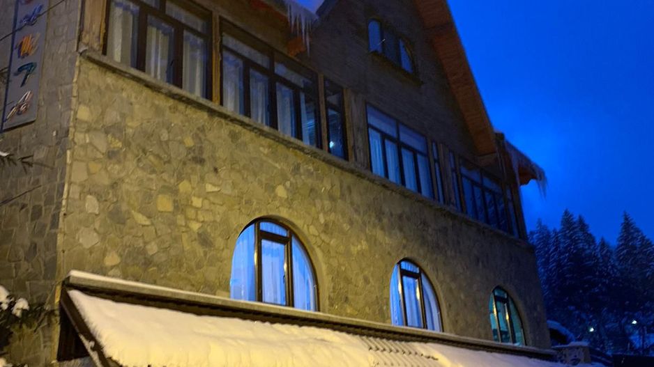 Vila Predeal 500 mp de renovat potential 6 apartamente 3 garaje - Poză 11