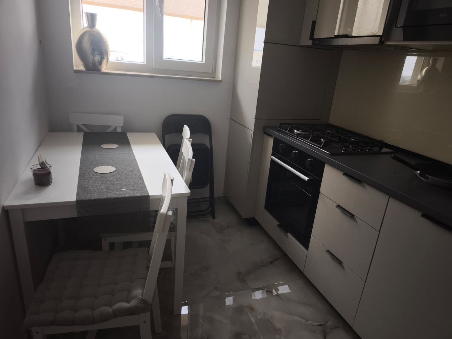 Apartament cu 3 camere si terasa de inchiriat in Cosmopolis - Poză 12
