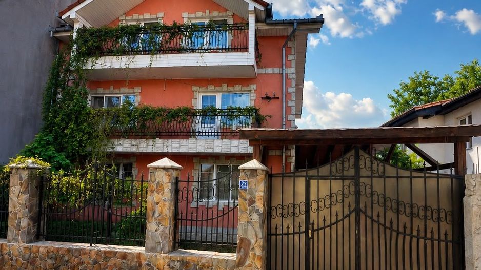 Casa cu 5 camere si 350 mp de teren in spate la parcul Salca - Poză 1