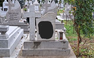 Loc de veci în Cimitirul Eternitatea, Iași – Criptă două nivele, monument din marmură - Poză 2