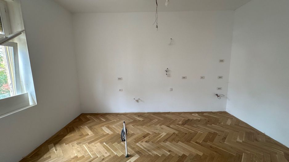 Apartament renovat în clădire istorică - are garaj - Poză 4