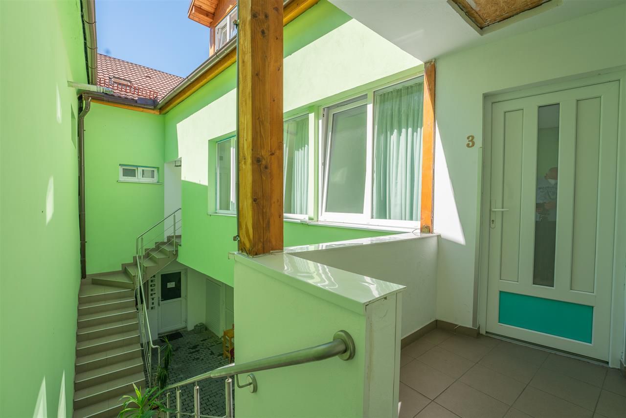 Casa cu spatiu comercial si 9 camere in zona istorica a Brasovului - Poză 6