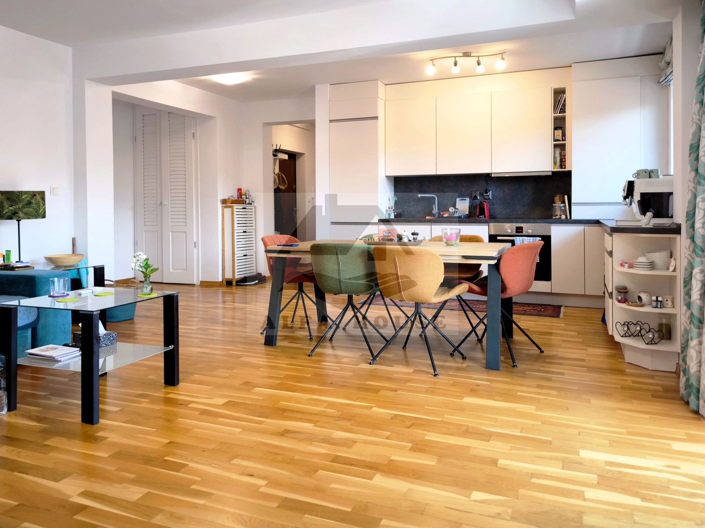 Apartament trei camere, 83 mp, vedere panoramică spre Tâmpa-Bartolomeu - Poză 6