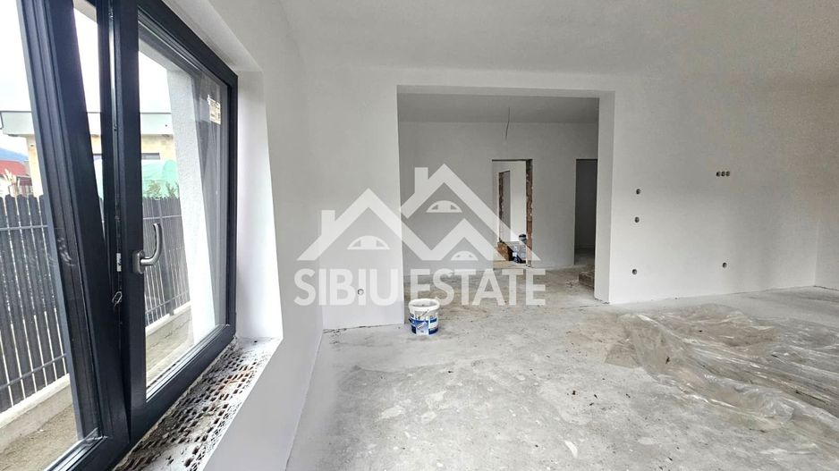 Casa Sibiu, Poplaca 4 camere, 3 bai, terasa si curte NOU - Poză 4