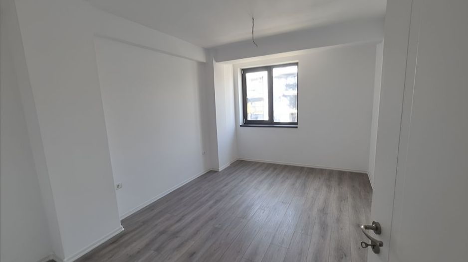 Apartament cu 3 camere, 2 bai, bloc nou et.2, Centru - Poză 2
