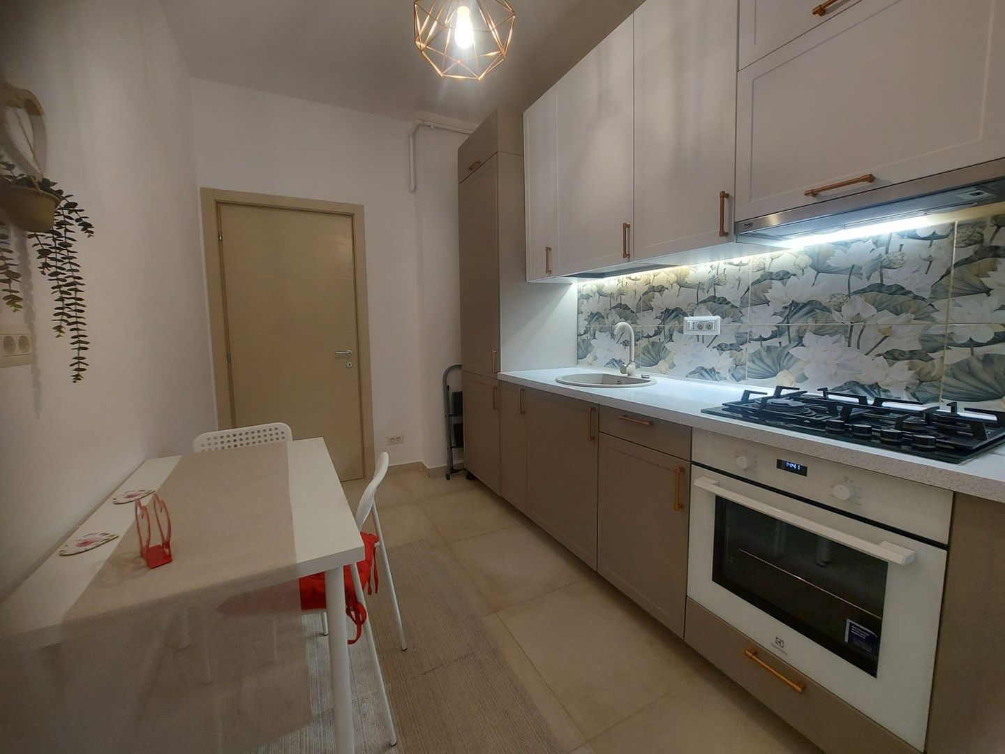 GARSONIERA- DECO RESIDENCE, PARCARE INCLUSA, CENTRALA, METROU 4 MIN - Poză 4