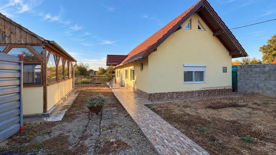 Casă pe parter, cu teren de 1.280 mp și foișor închis – Covăsânț, Arad - Poză 2