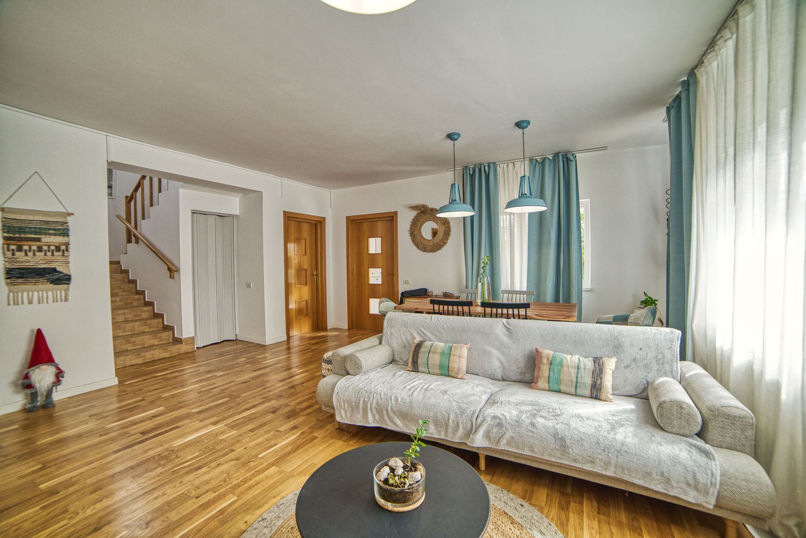 Casa complet mobilata 5 camere 3 bai curte generoasa - Poză 1