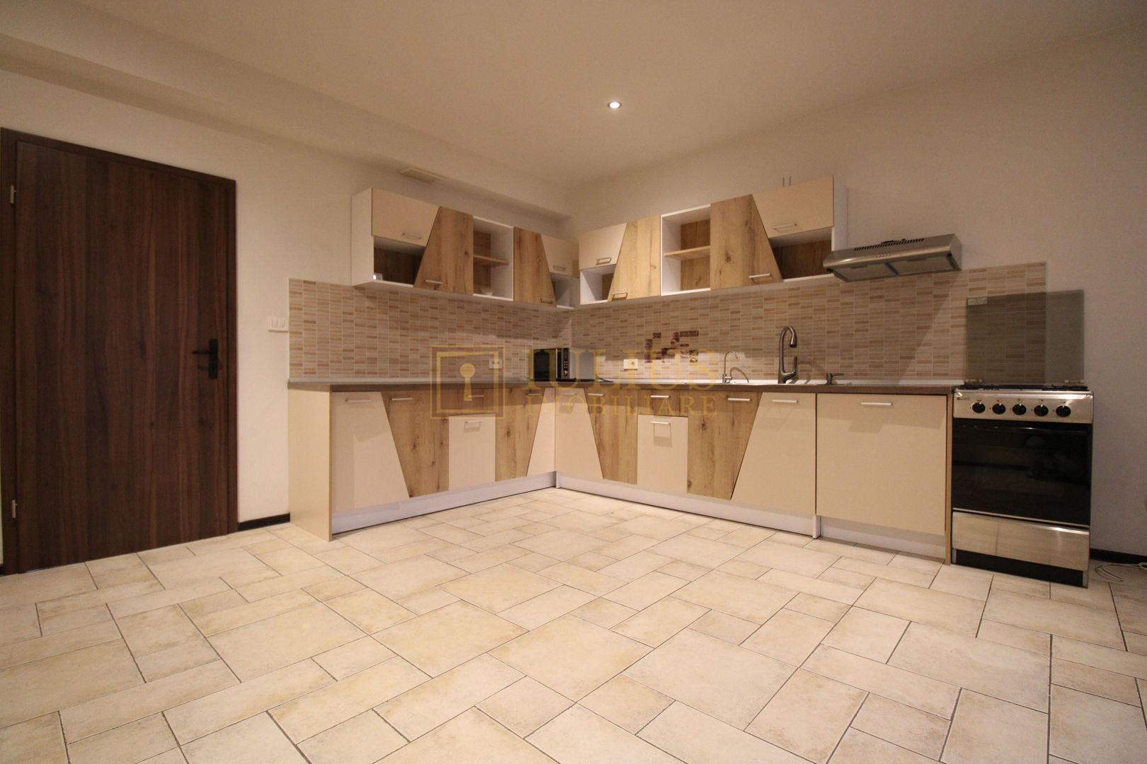 Cetatii; 5 camere, spatiu depozitare, garaj, curte, ideal pentru sediu firma. - Poză 9