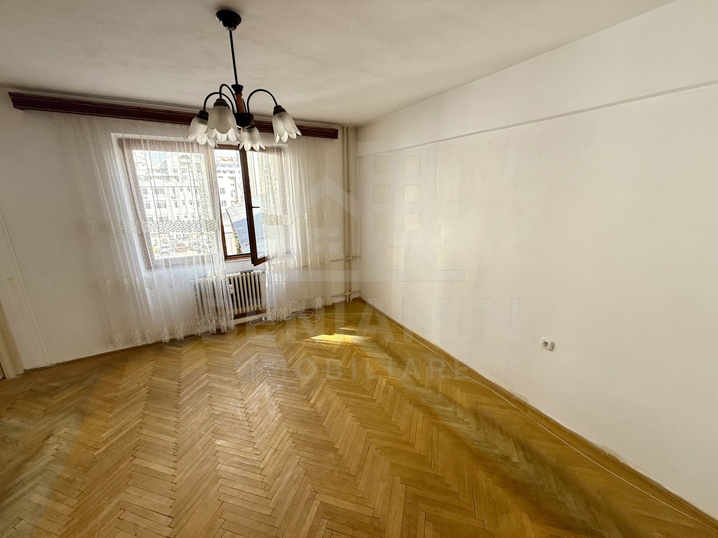 2 camere - etaj 1 - investitie - zona excelenta - Cinema Patria - Poză 2