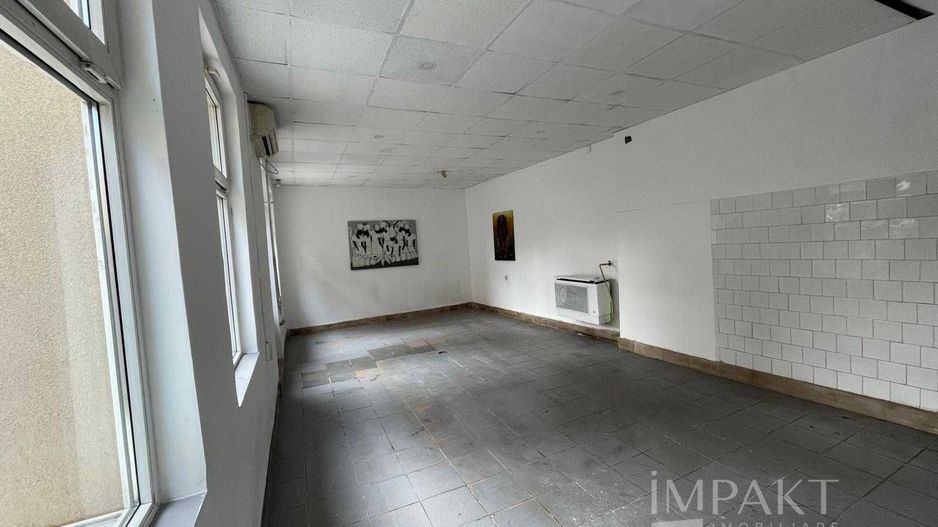 De închiriat spatiu comercial , zona centrala 80 m2 - Poză 2