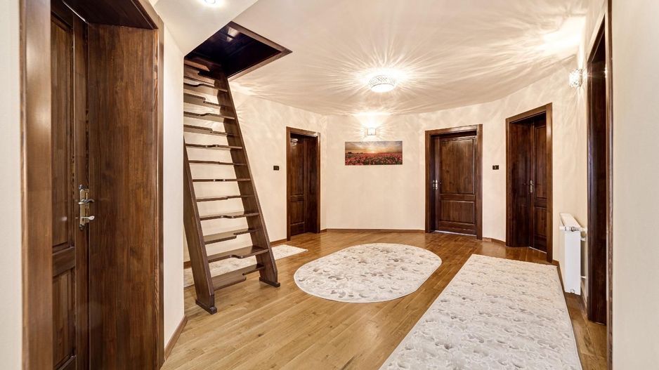 Vilă cu 7 camere de vânzare în zona Central - Poză 21