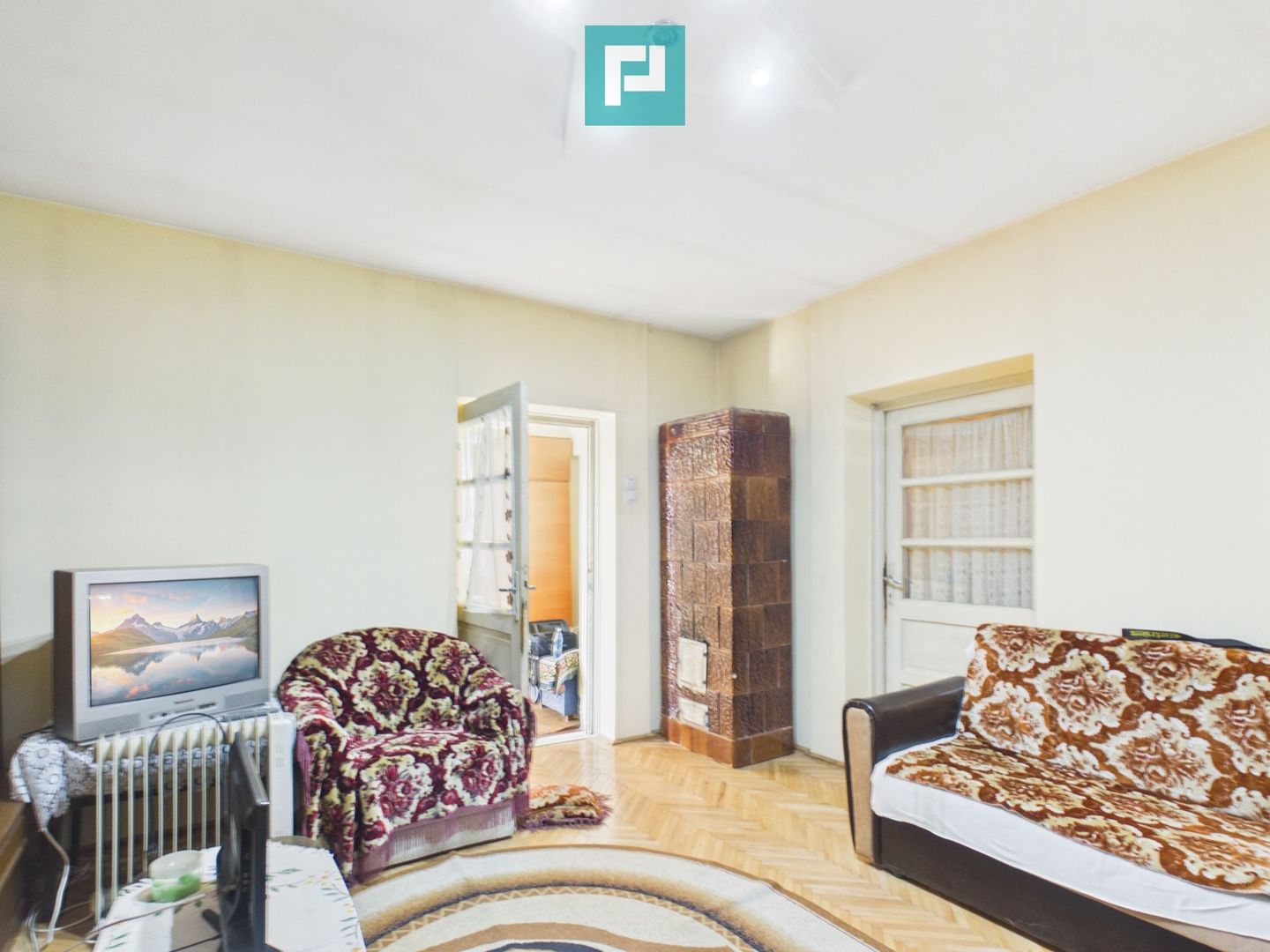 Casa în Cuvin la poalele dealului - Poză 8