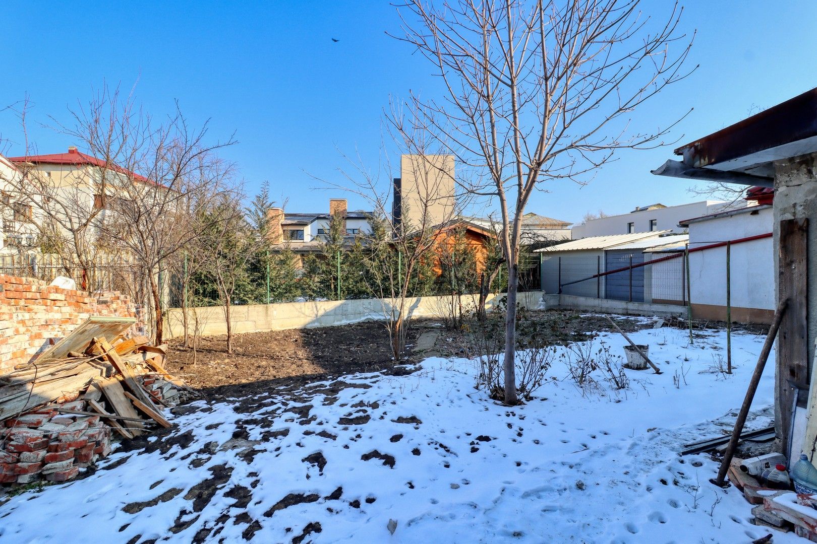 Centru- Casă boierească individuală- 5 camere si  451 mp teren - Poză 2