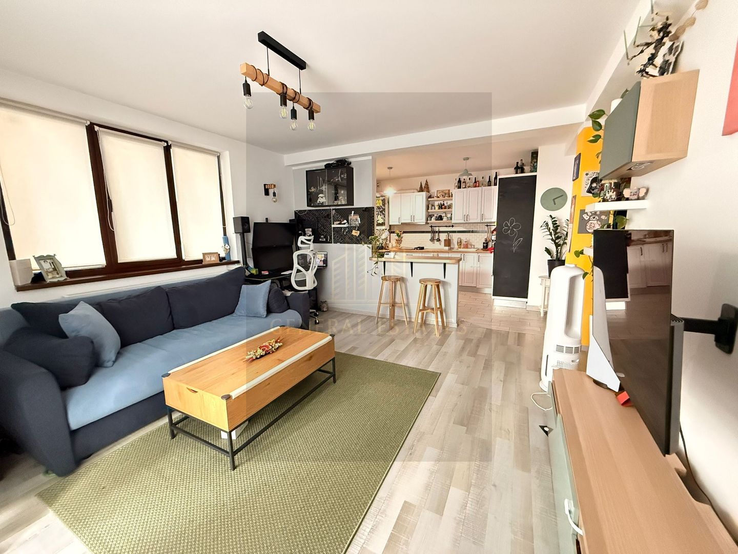 Apartament nou, luminos, cu curte proprie și parcare inclusă - Poză 1