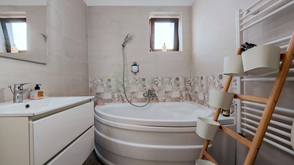 Prima inchiriere, vila cocheta, cu accente exotice - Poză 6