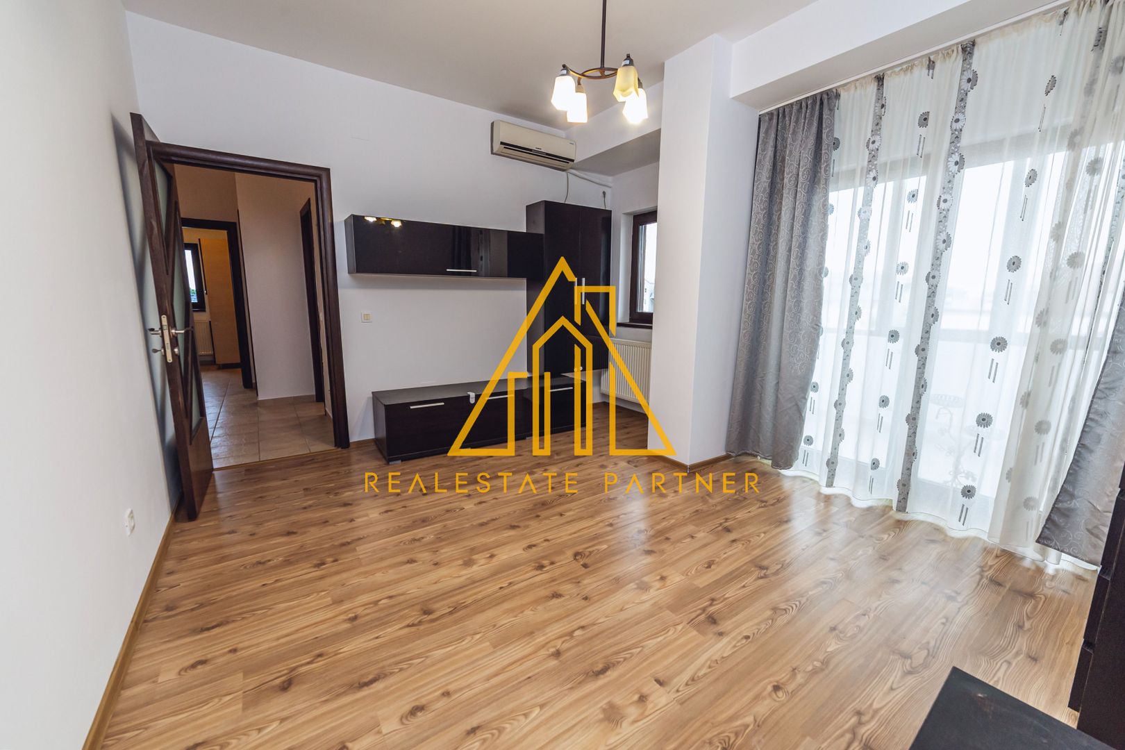 Apartament luminos, completat de spații utile și confortul de care ai nevoie! - Poză 1