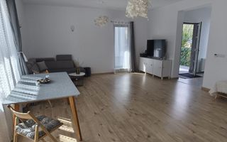 Casă spațioasă, renovată complet, într-o zonă liniștită - Poză 2