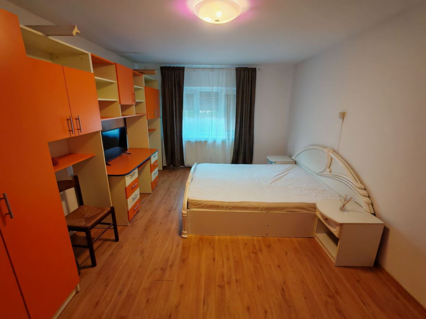 Ofer spre închiriere, pe termelung, apartament 2 camere, etaj 1n - Poză 2
