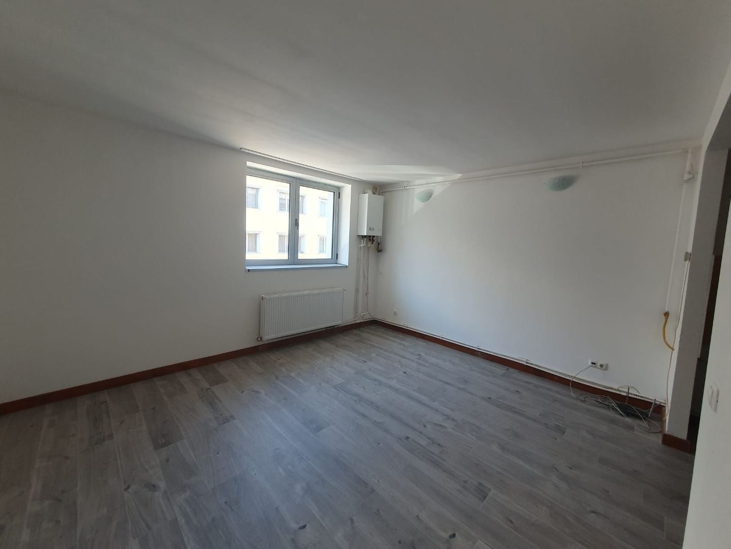 BRASADAS vinde garsoniera la etajul 2 pe B-ul Closca. - Poză 7