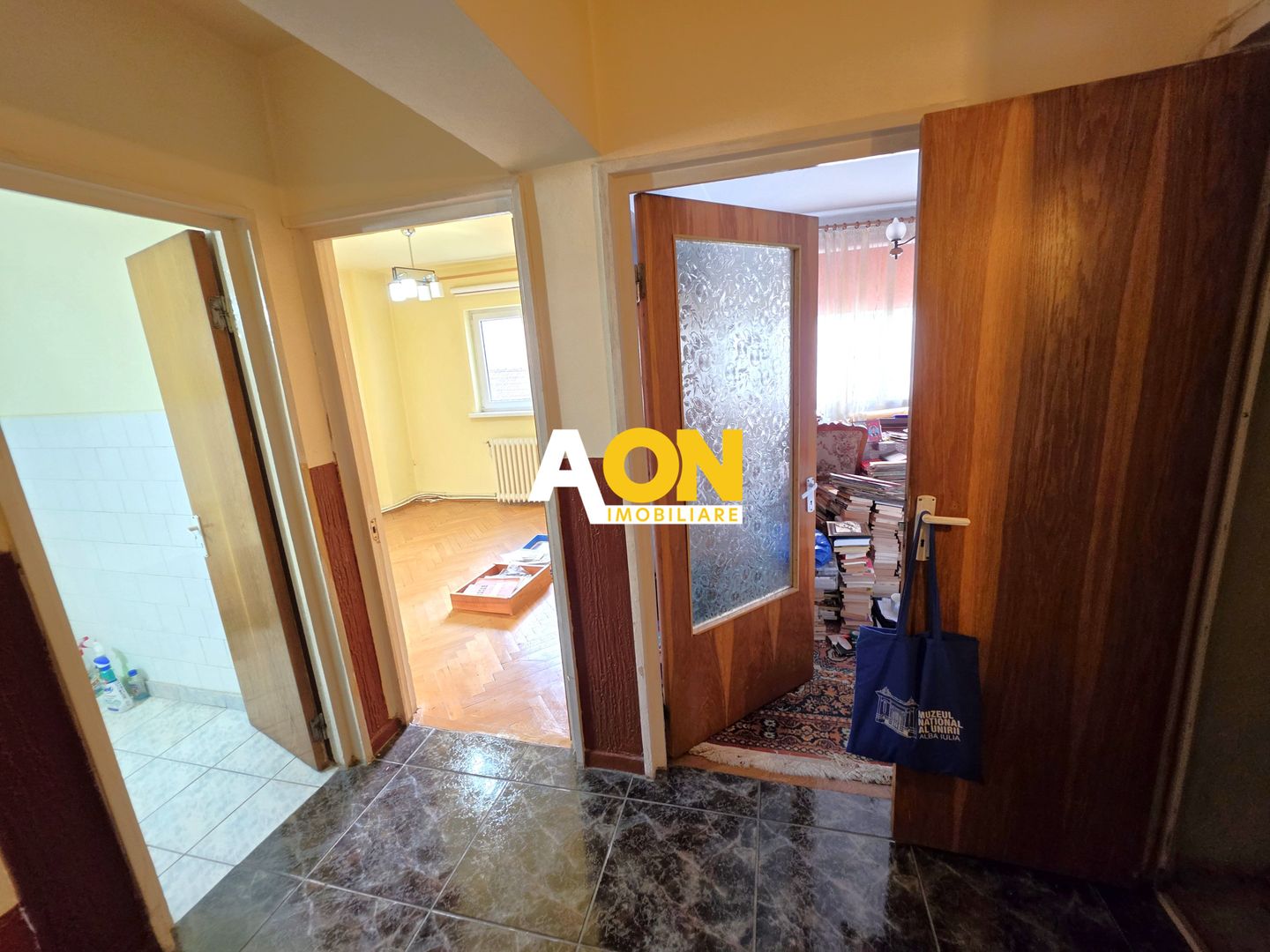 Apartament 4 camere, etaj 1, cu garaj si boxa, zona Scolii M. Eminescu - Poză 10