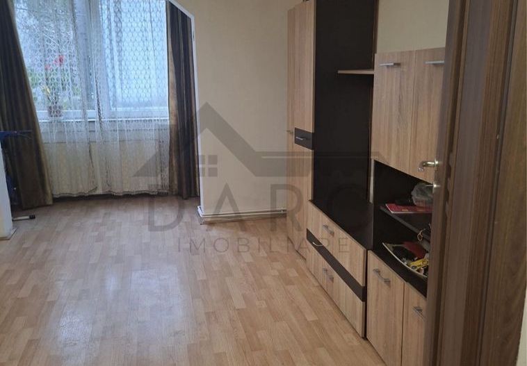 Vând apartament cu 3 camere zona Dâmbu Pietros aproape de bulevard . - Poză 1