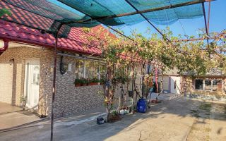 Casă de vânzare în Târgu Frumos, cu anexe și teren generos - Poză 3