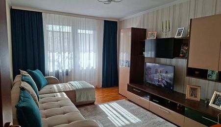 Vând apartament cu 3 camere în Tudor,strada Livezeni