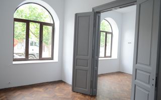Apartament renovat in cladire interbelica, zona centrala - Poză 1