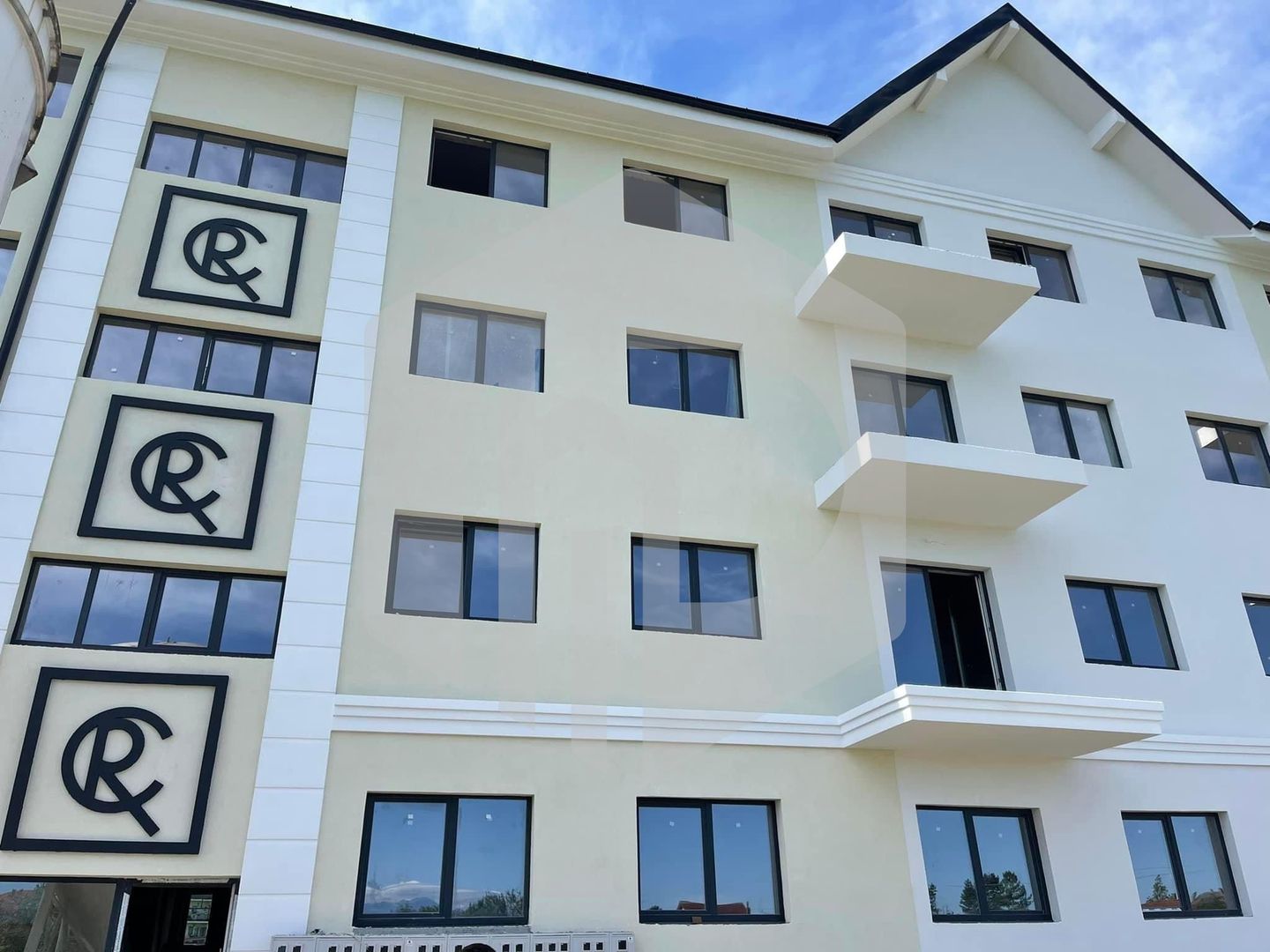 Apartament | Pictor Brana | Selimbar | 3 Camere | 2 Bai |  Boxa - Poză 1