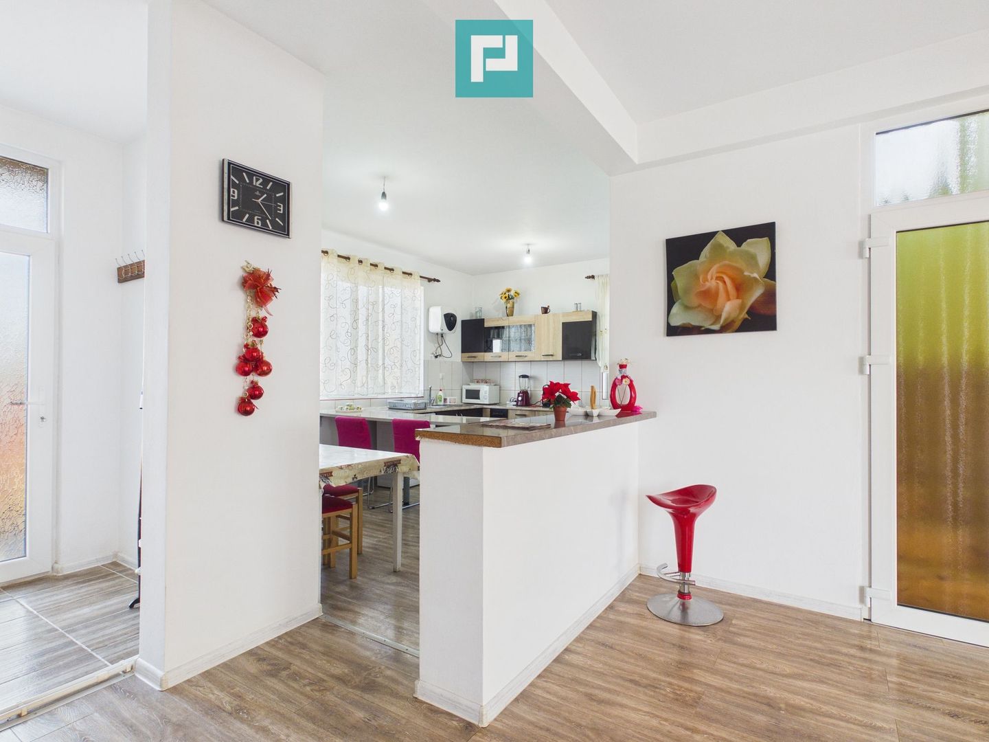 Casă cu 7 camere și teren generos în Șofronea - Poză 3