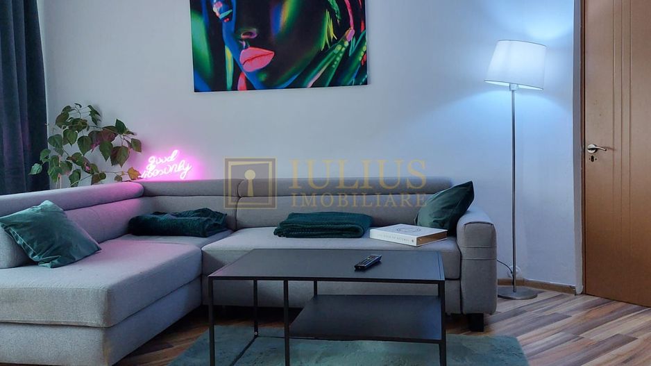 Parter inalt,  centrală proprie- in spate la Hotel Strelitia - Poză 1