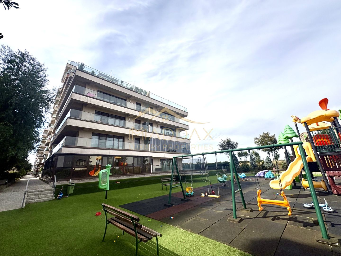 APARTAMENT de LUX cu 3 CAMERE cu Terasa si loc de parcare - Poză 2