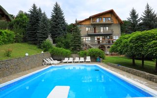 Casă Vilă cu 9 camere și piscină încălzită în localitatea Cornu - Poză 2