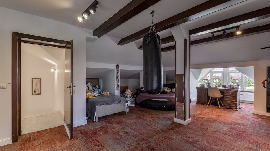 Vilă renovată P+1+M  | Foișor vitrat, grădină și jacuzzi - Poză 42