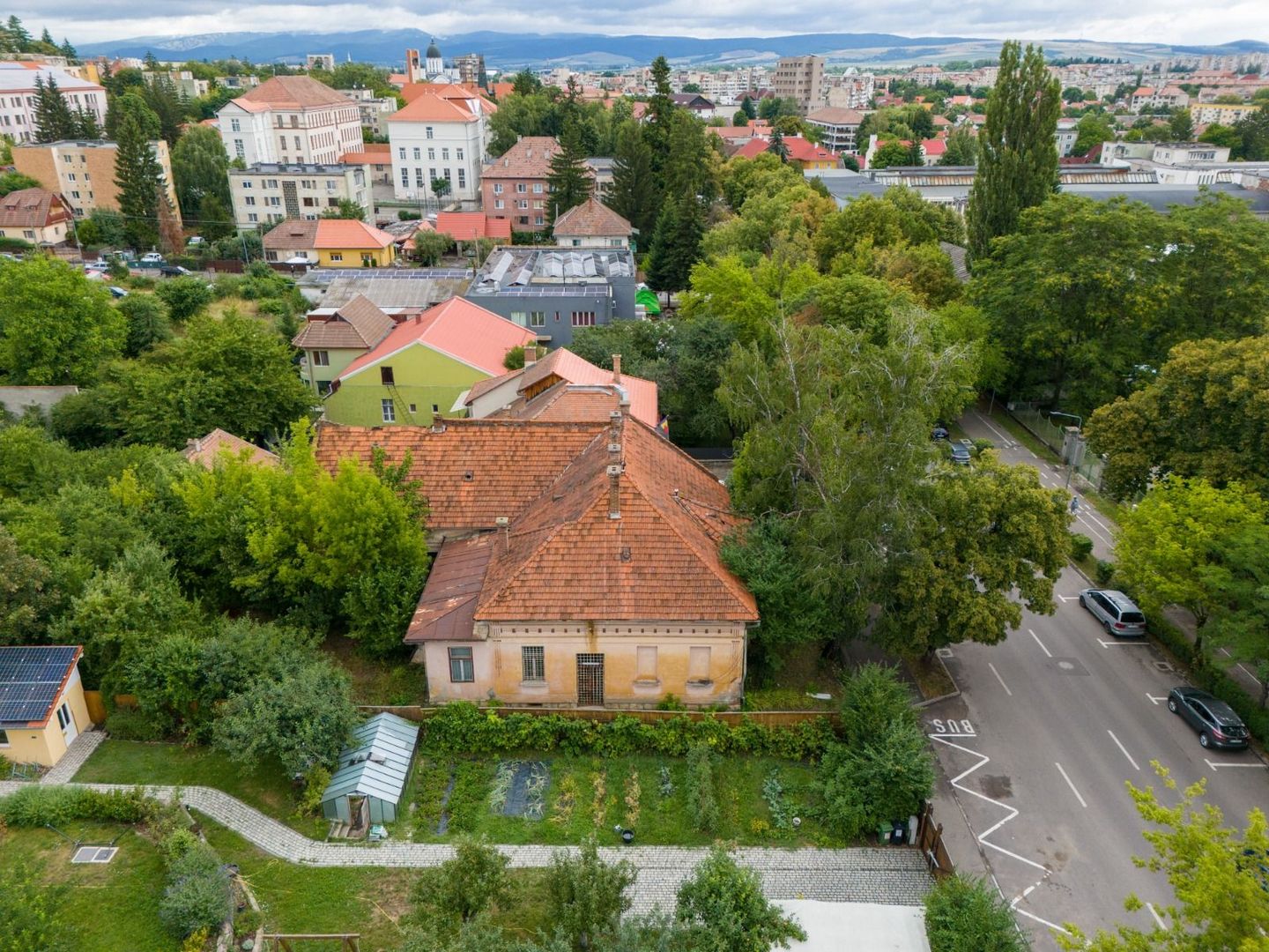 Casă spațioasă în centrul orașului Sfântu Gheorghe | Teren 1300 mp - Poză 1