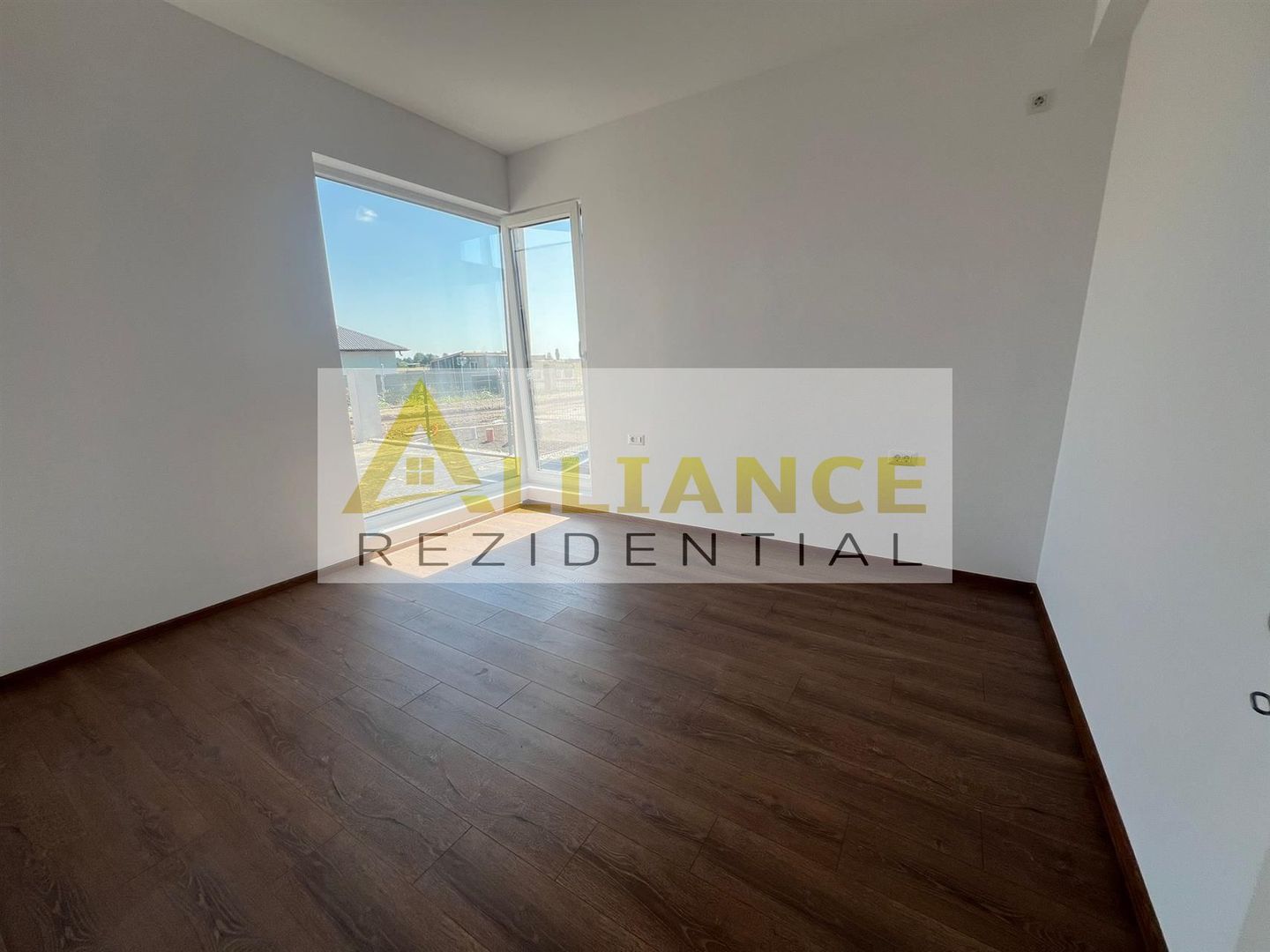 Casa individuala - 4 camere  - 2 bai - in ansamblu rezidential-str asfaltata - Poză 9