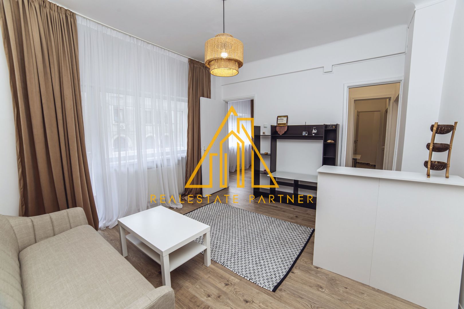 Apartament 4 camere renovat, central, ideal rezidențial sau activitate business - Poză 1