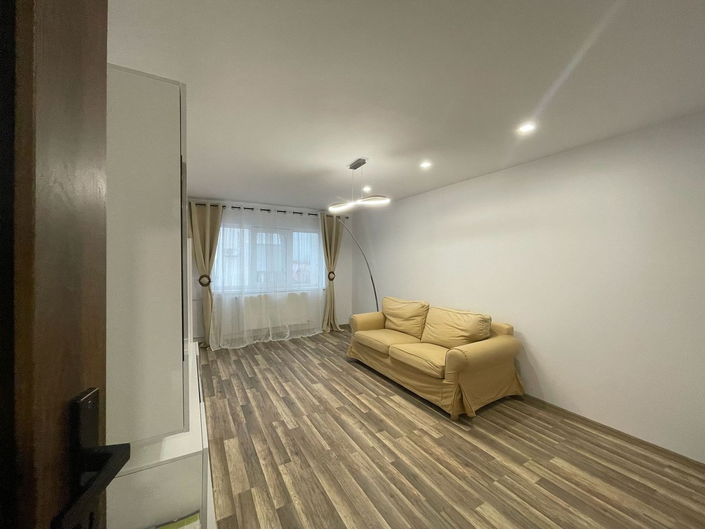 APARTAMENT MODERN | COMPLET MOBILAT SI UTILAT| 2 CAMERE | RADAUTI - Poză 3