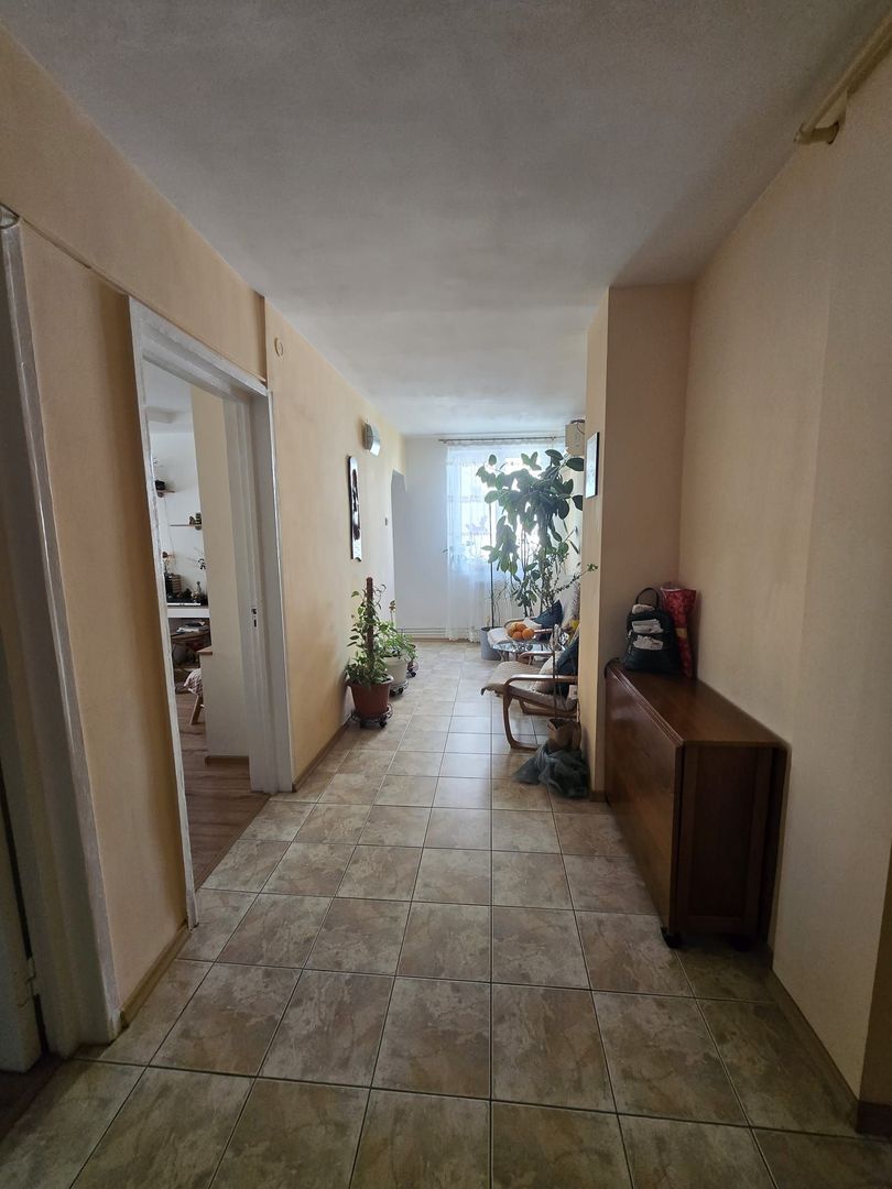 Apartament cu 3 camere  de vanzare - B dul 1 Mai - Poză 10