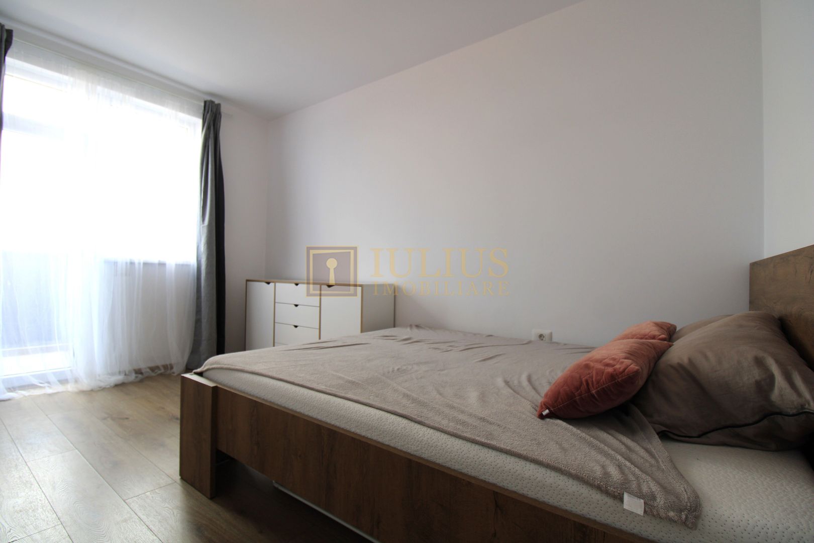 Vedere panoramica; loc parcare inclus; 2 bai/2dormitoare. - Poză 16