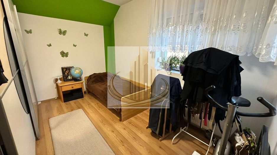 Casă premium cu panouri solare, stație EV, anexă locuibilă și grădină - Poză 10