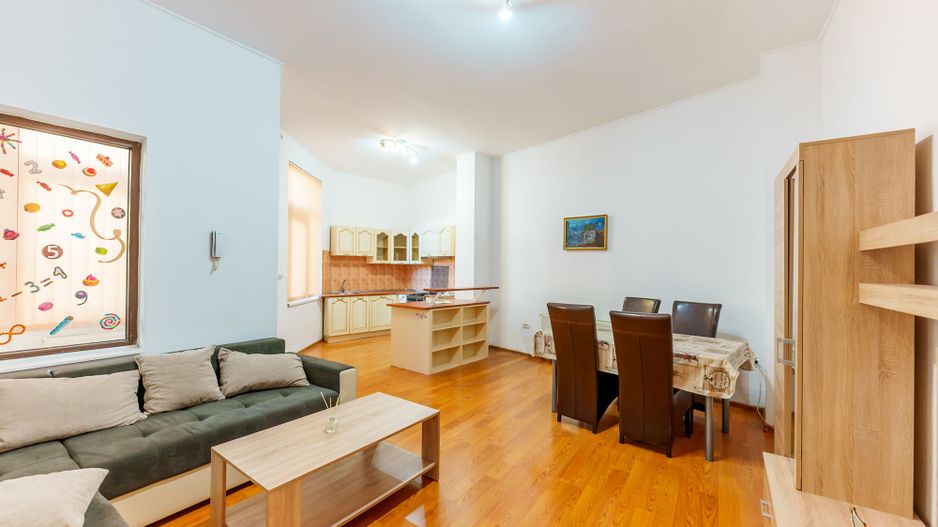 Apartament spațios, cu potențial multiplu, central - Poză 2