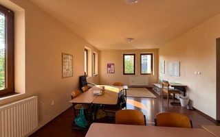 Casa spatioasa,perfecta pentru locuit sau investitie - Poză 8